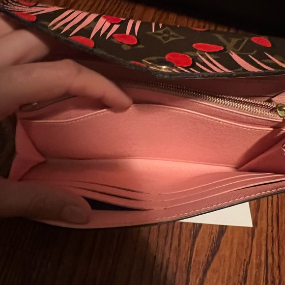 Louis Vuitton Jungle Dot Sarah Wallet - Picture 17 of 17